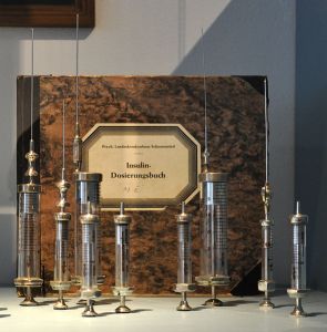 589px-Insulindosierungsbuch_und_Spritzen_Schussenried
